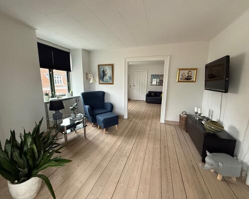 137 m² i to plan med super flot udsigt over by og vand.