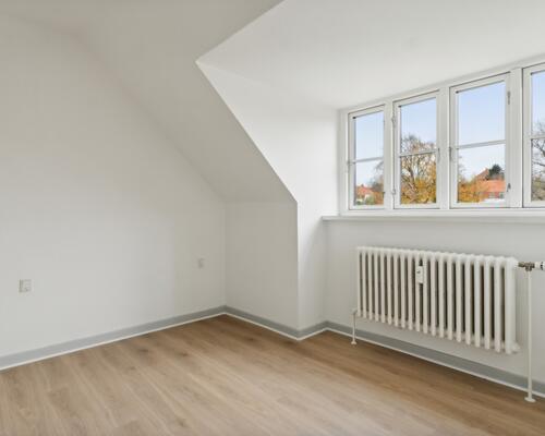 Moderne lejlighed øverst i ejendommen
