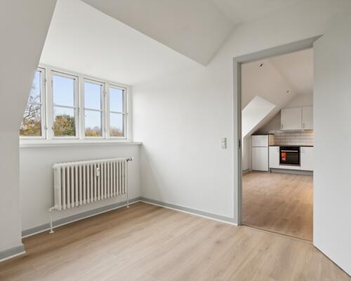 Moderne lejlighed øverst i ejendommen
