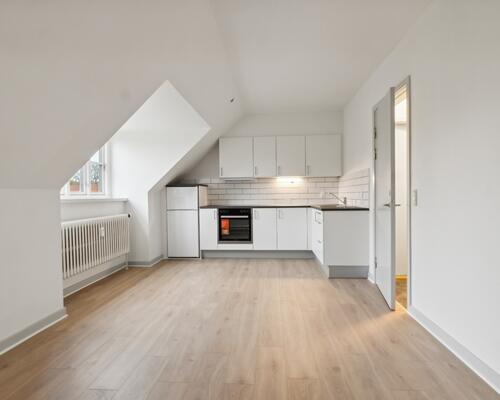 Moderne lejlighed øverst i ejendommen