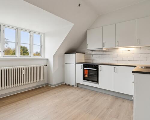 Moderne lejlighed øverst i ejendommen