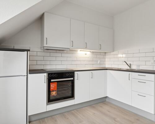 Moderne lejlighed øverst i ejendommen