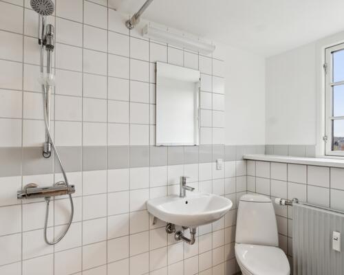 Moderne lejlighed øverst i ejendommen