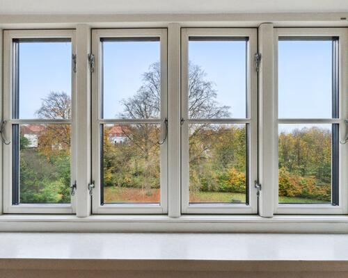 Moderne lejlighed øverst i ejendommen