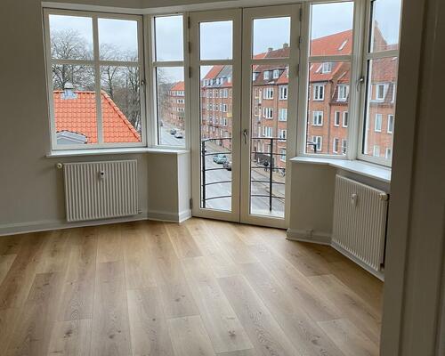 Skøn 3 vær. i vestbyen med altan