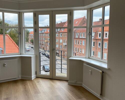 Skøn 3 vær. i vestbyen med altan