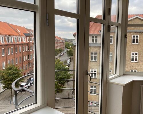 Skøn 3 vær. i vestbyen med altan