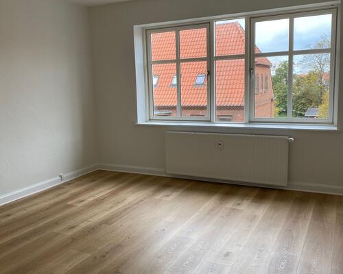 Skøn 3 vær. i vestbyen med altan