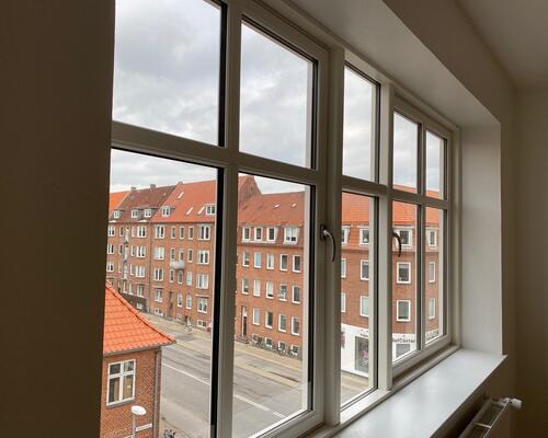 Skøn 3 vær. i vestbyen med altan