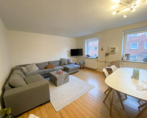 Stor 2-værelses lejlighed i øgadekvarteret