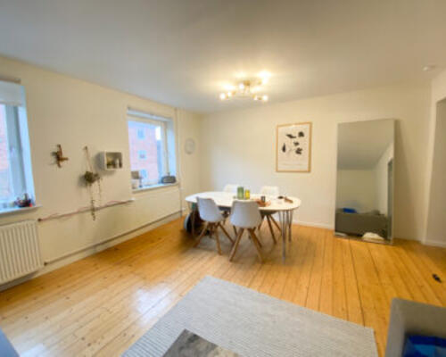 Stor 2-værelses lejlighed i øgadekvarteret