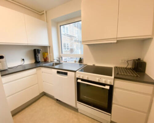 Stor 2-værelses lejlighed i øgadekvarteret