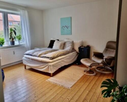 Stor 2-værelses lejlighed i øgadekvarteret