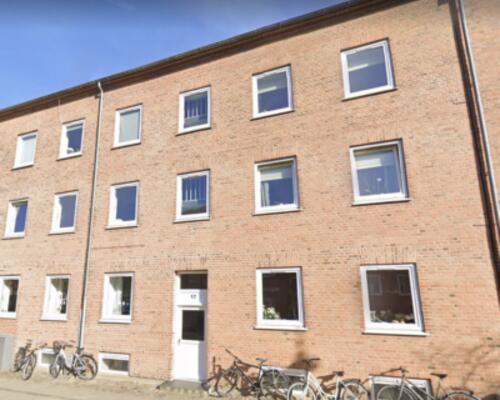 Stor 2-værelses lejlighed i øgadekvarteret