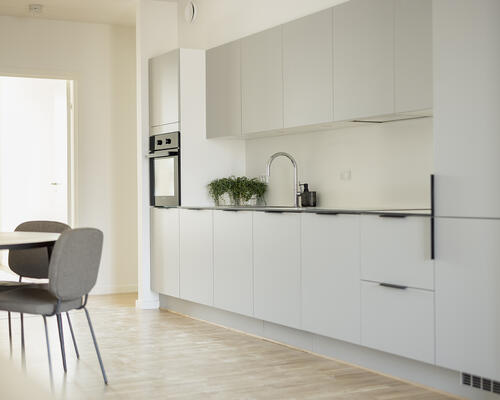 Rummelig 3-værelses på 4. sal med altan