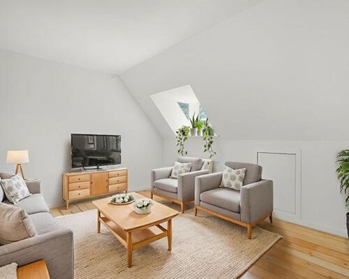 Lys 2-værelses på øverste etage med charmerende detaljer og fælles have – 48 m2