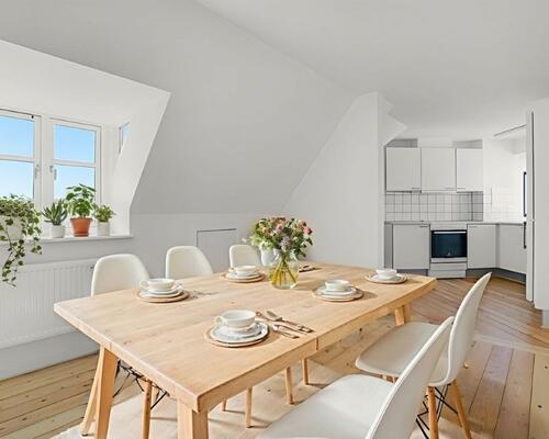 Lys 2-værelses på øverste etage med charmerende detaljer og fælles have – 48 m2