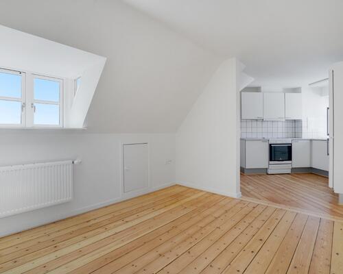 Lys 2-værelses på øverste etage med charmerende detaljer og fælles have – 48 m2