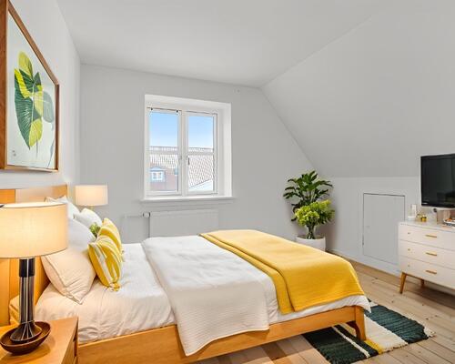 Lys 2-værelses på øverste etage med charmerende detaljer og fælles have – 48 m2