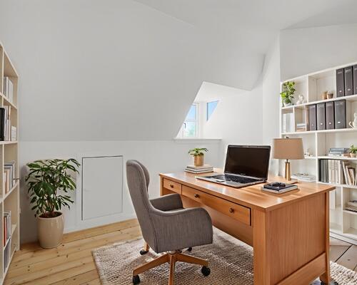 Lys 2-værelses på øverste etage med charmerende detaljer og fælles have – 48 m2