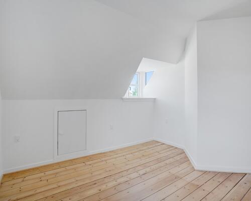 Lys 2-værelses på øverste etage med charmerende detaljer og fælles have – 48 m2