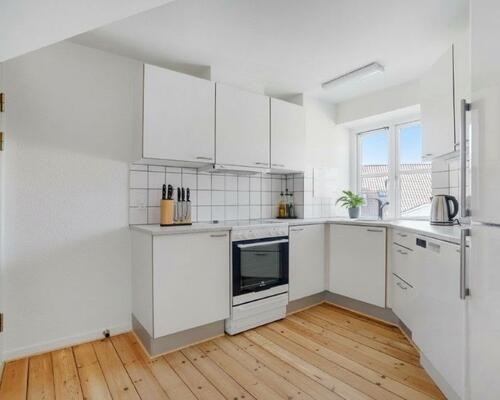 Lys 2-værelses på øverste etage med charmerende detaljer og fælles have – 48 m2