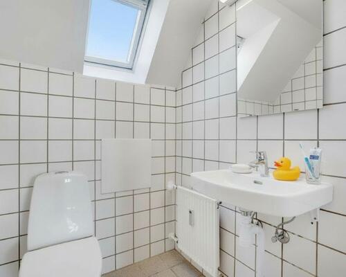 Lys 2-værelses på øverste etage med charmerende detaljer og fælles have – 48 m2