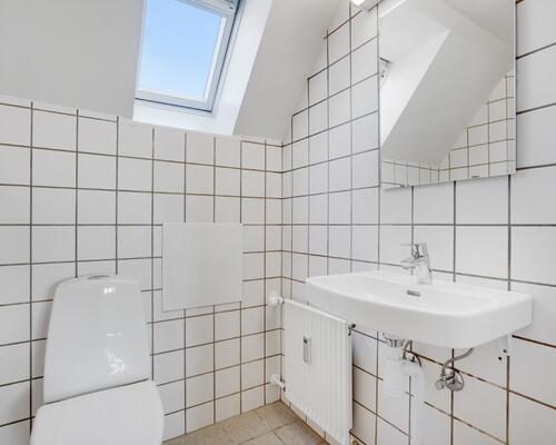 Lys 2-værelses på øverste etage med charmerende detaljer og fælles have – 48 m2