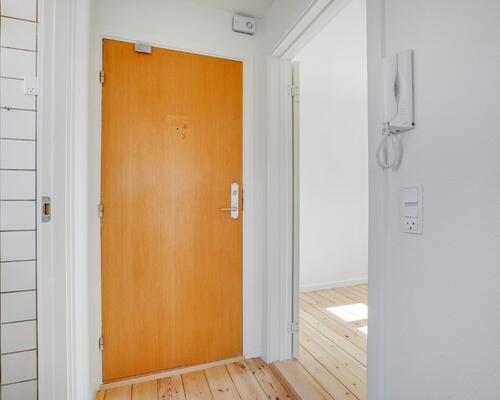 Lys 2-værelses på øverste etage med charmerende detaljer og fælles have – 48 m2