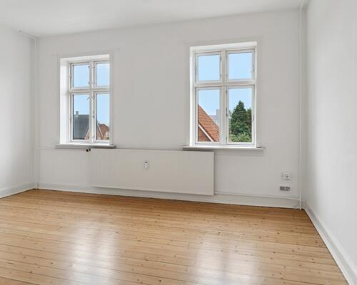 Lys 2-værelses med plankegulve og grøn udsigt – 59 m2 tæt på park og transport