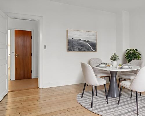 Lys 2-værelses med plankegulve og grøn udsigt – 59 m2 tæt på park og transport