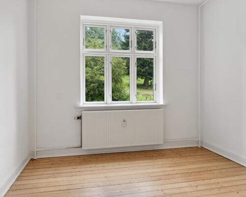 Lys 2-værelses med plankegulve og grøn udsigt – 59 m2 tæt på park og transport