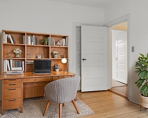 Lys 2-værelses med plankegulve og grøn udsigt – 59 m2 tæt på park og transport