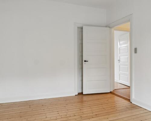 Lys 2-værelses med plankegulve og grøn udsigt – 59 m2 tæt på park og transport