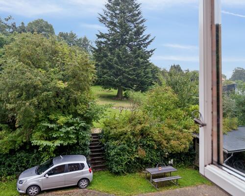 Lys 2-værelses med plankegulve og grøn udsigt – 59 m2 tæt på park og transport