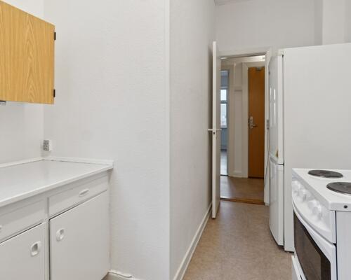 Lys 2-værelses med plankegulve og grøn udsigt – 59 m2 tæt på park og transport