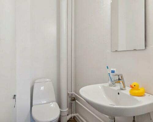 Lys 2-værelses med plankegulve og grøn udsigt – 59 m2 tæt på park og transport