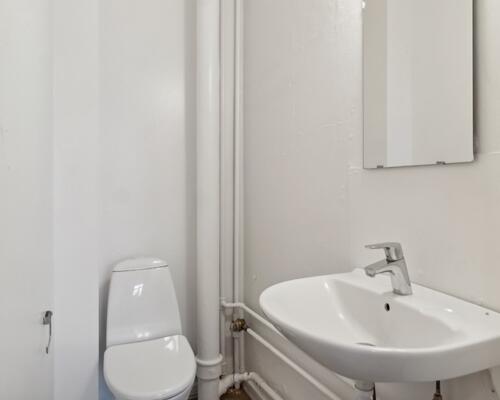 Lys 2-værelses med plankegulve og grøn udsigt – 59 m2 tæt på park og transport