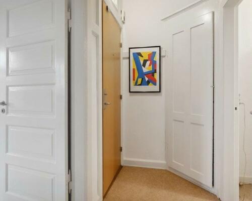 Lys 2-værelses med plankegulve og grøn udsigt – 59 m2 tæt på park og transport