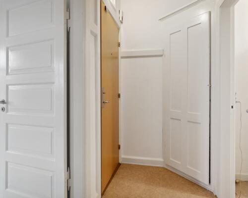 Lys 2-værelses med plankegulve og grøn udsigt – 59 m2 tæt på park og transport