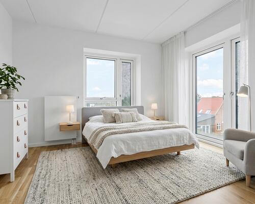 Lys og rummelig 4-værelses med køkkenø