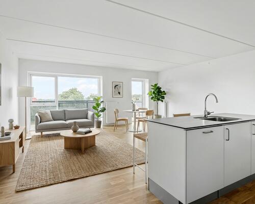 Lys og rummelig 4-værelses med køkkenø