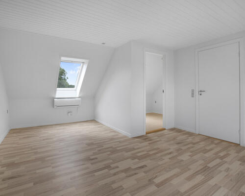 RUMMELIG OG INDBYDENDE LEJLIGHED I HOBRO-OMRÅDET