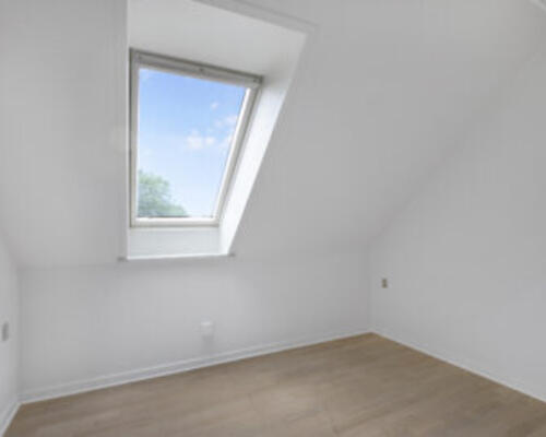 RUMMELIG OG INDBYDENDE LEJLIGHED I HOBRO-OMRÅDET