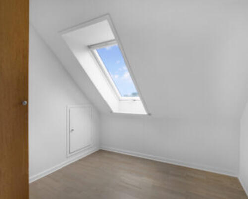 RUMMELIG OG INDBYDENDE LEJLIGHED I HOBRO-OMRÅDET