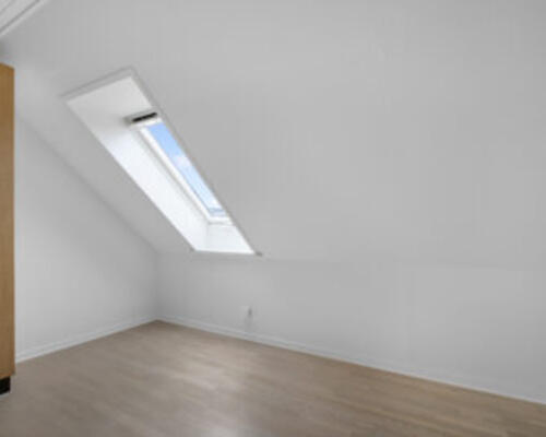 RUMMELIG OG INDBYDENDE LEJLIGHED I HOBRO-OMRÅDET