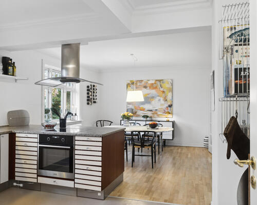 Charmerende 3-plans villa med stor have, Viby J