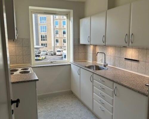 2 værelses med lille altan i Odense C