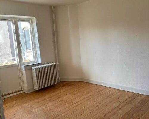 2 værelses med lille altan i Odense C