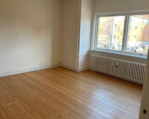 2 værelses med lille altan i Odense C